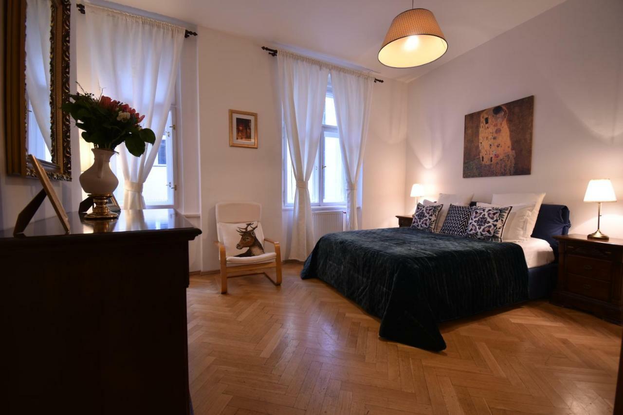 Cozy Flat By The Astronomical Clock Apartment ปราก ภายนอก รูปภาพ