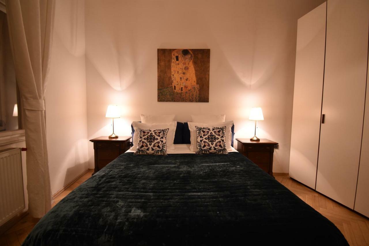 Cozy Flat By The Astronomical Clock Apartment ปราก ภายนอก รูปภาพ